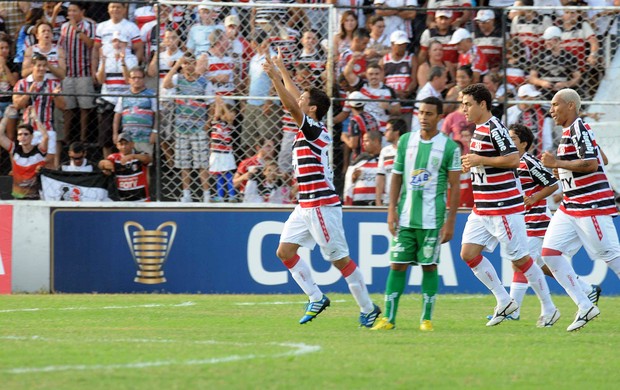 com pé
direito (Aldo Carneiro / Pernambuco Press)