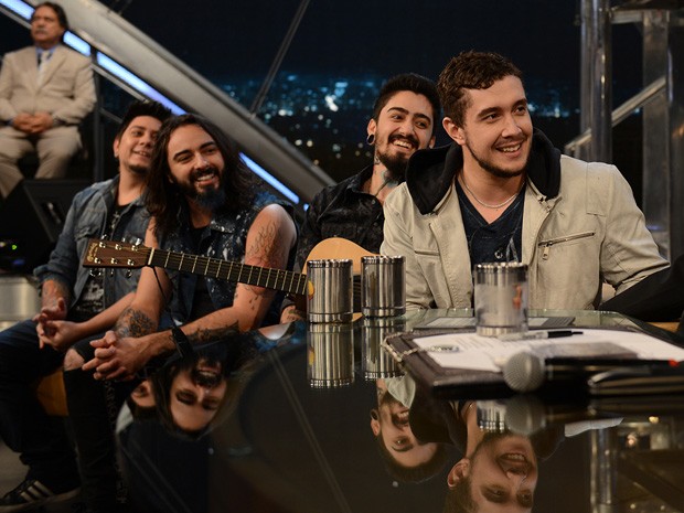 Vocalista da Malta conta que fã jogou uma calcinha na sua mão (Foto: Ricardo Martins/Programa do Jô)