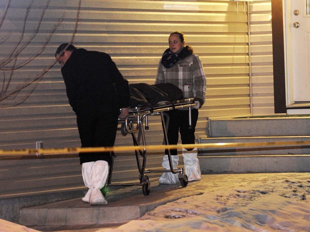 Corpo é retirado de uma das três cenas do crime; no total, nove pessoas foram encontradas mortas. (Foto: Reuters/Dan Riedlhuber )
