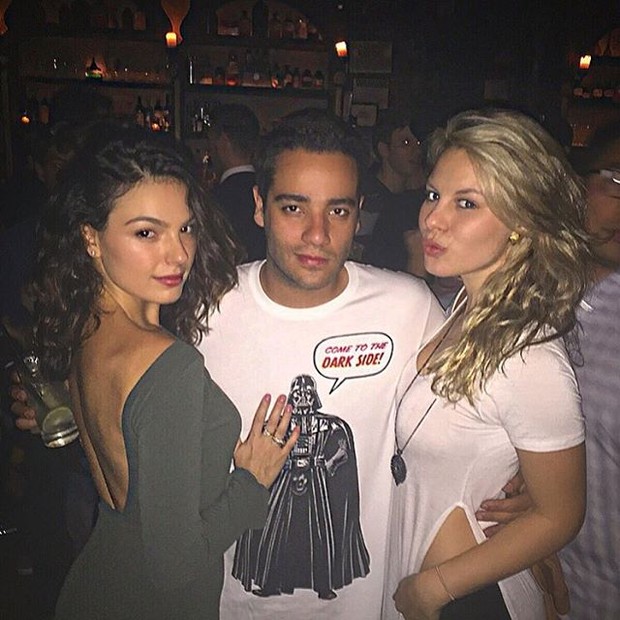Isis Valverde com amigos em festa em Nova York, nos Estados Unidos (Foto: Instagram/ Reprodução)