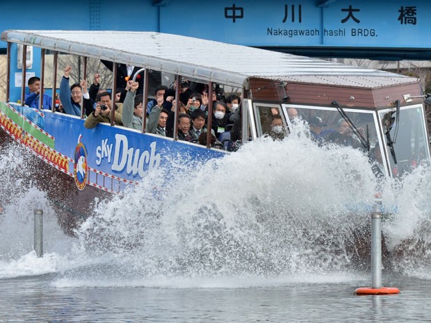 SKY Duck, ônibus anfíbio de Tóquio, Japão (Foto: Kazuhiro Nogi/AFP)