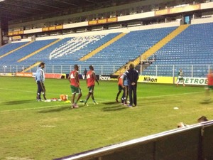 Após vitória, Gareca volta ao campo na Ressacada e comanda treinamento
