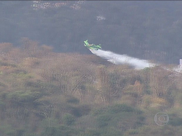 Aviões foram usados para ajudar no combate ao incêndio na reserva ecológica em Ribeirão Preto, SP (Foto: Chico Escolano/EPTV)