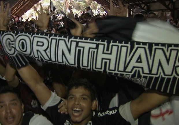 Dois mil torcedores se reuniram em um galpão para assistir ao jogo que deu o título ao Corinthians (Foto: TV Verdes Mares/Reprodução)