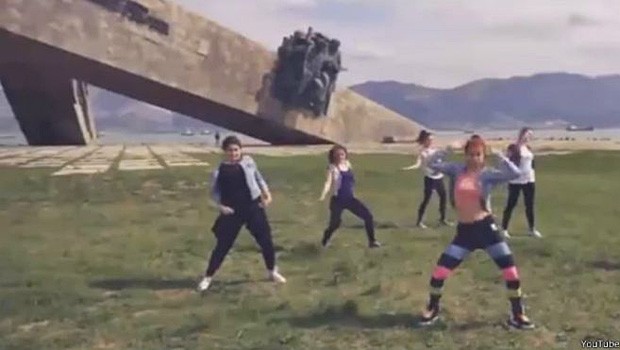 Dançarinas foram presas por dançar de forma sensual em frente a memorial de guerra (Foto: Reprodução/YouTube/BBC)