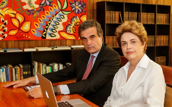 O ex-ministro José Eduardo Cardozo e a presidente afastada Dilma Rousseff respondem a perguntas de seguidores em rede social (Foto: Reprodução)