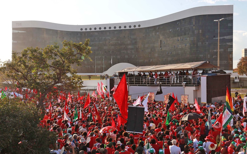 Militantes favorÃ¡veis Ã  candidatura de Lula acompanham registro da candidatura em frente ao TSE, em BrasÃ­lia (Foto: FÃ¡tima Meira/Futura Press/EstadÃ£o ConteÃºdo)