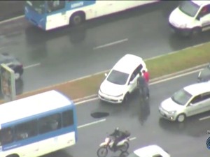 Buraco deixa trânsito lento no sentido centro (Foto: Reprodução/TV Bahia)