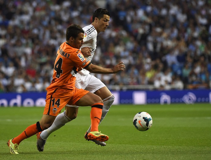 Juan Bernat e Cristiano Ronaldo Real Madrid x Valencia (Foto: AFP) Juan Bernat e Cristiano Ronaldo Real Madrid x Valencia (Foto: AFP)