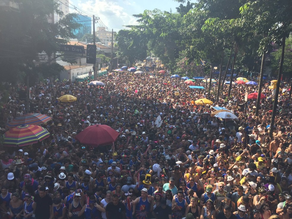 Gambiarra arrasta multidão em Pinheiros, na Zona Oeste de São Paulo (Foto: Fernanda Cesaroni/G1)