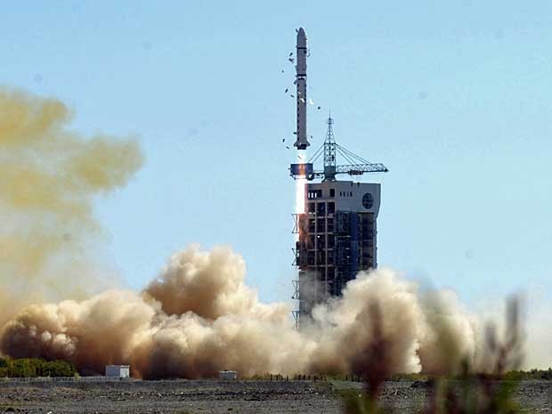 Foguete chinês carrega satélite venezuelano 'Miranda'. (Foto: Nie Jianjiang / Xinhua / via AP Photo)