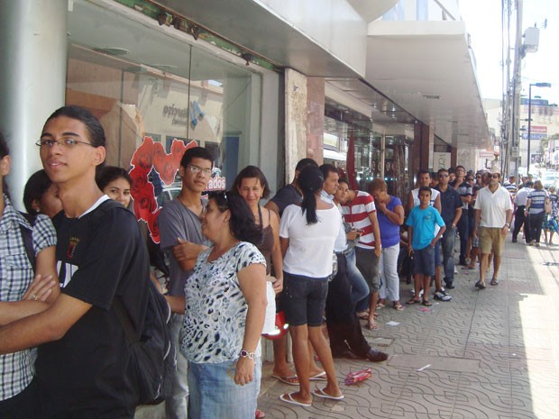 Usuários fazem fila para validar cartão da AETC em João Pessoa (Foto: André Olímpio/Do G1)