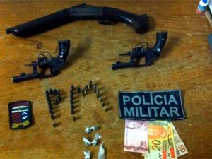 Armas, drogas e dinheiro foram apreendidos durante a operação em São José do Campestre  (Foto: Divulgação/Polícia Militar do RN)