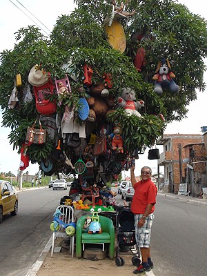 Árvores com objetos pendurados em Narandiba, em Salvador, Bahia (Foto: Lílian Marques/ G1)