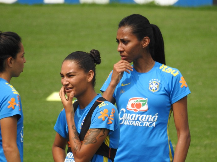 Bruna Benites em treino da seleção brasileira feminina (Foto: Cíntia Barlem)