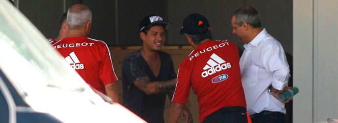 Cadu se despede dos companheiros no Flamengo (Foto: Carlos Mota ) Cadu se despede dos companheiros no Flamengo (Foto: Carlos Mota )