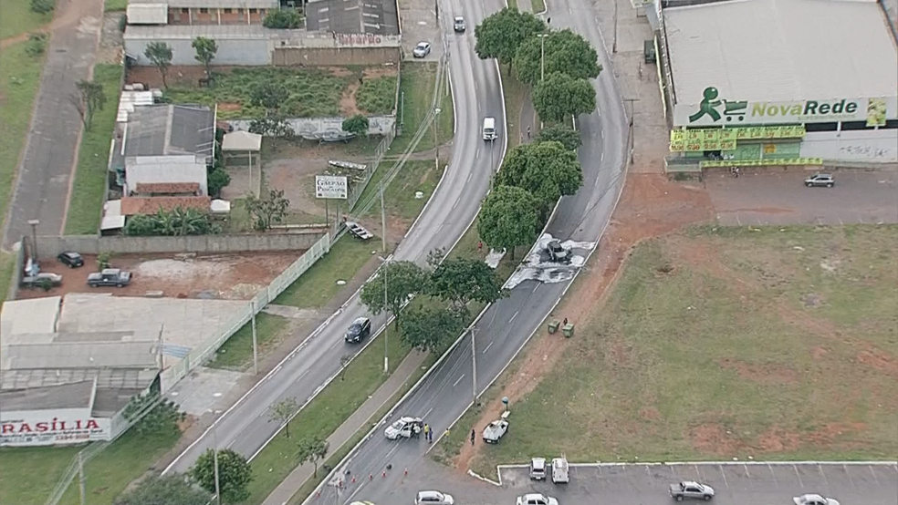 Imagem aérea mostra que acidente não trouxe grande impacto ao trânsito (Foto: TV Globo/Reprodução)