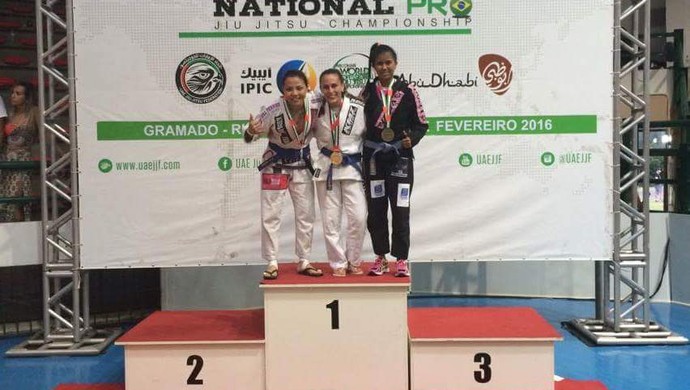 Larissa Jamile (de preto) ficou em terceiro lugar na categoria azul feminino no Brazil National Pro  (Foto: Arquivo pessoal/ Larissa Jamile)