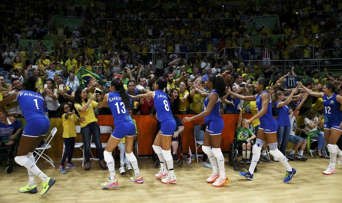 Seleção comemora com a torcida após vitória contra Camarões (Foto: Marcelo del Pozo/Reuters)