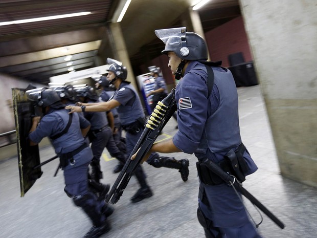 Policiais tentam abrir estação Ana Rosa do metrô no 5° dia de greve (Foto: Kai Pfaffenbach/Reuters) Policiais tentam abrir estação Ana Rosa do metrô no 5° dia de greve (Foto: Kai Pfaffenbach/Reuters)