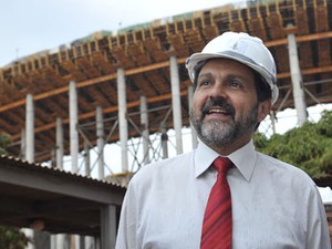 Agnelo Queiroz vistoria obras da construção do Estádio Nacional Mané Garrincha, em 2012 (Foto: Valter Campanato/ABr)