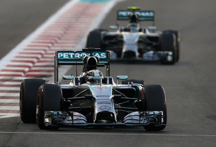 Lewis Hamilton assumiu a ponta na largada e ofuscou Nico Rosberg em Abu Dhabi (Foto: Getty Images)