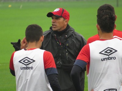 Técnico Milton Mendes; Atlético-PR (Foto: Fernando Freire)
