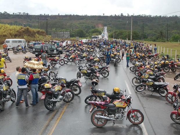 Mototaxistas bloquearam os dois sentidos da rodovia. (Foto: Cortesia/Alagoas Web)