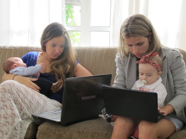 Mães dividem o tempo entre os bebês e a atualização do blog (Foto: Anna Gabriela Ribeiro/G1)