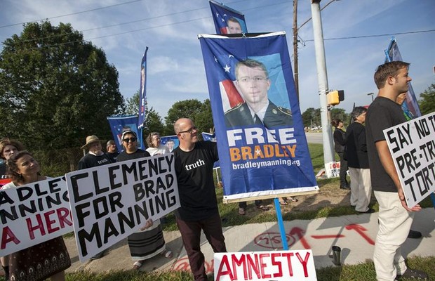Dezenas de pessoas participam de manifestação em apoio ao soldado americano  Bradley Manning, acusado de divulgar documentos secretos para o portal WikiLeaks, em frente ao tribunal em Maryland, nos EUA, onde ele está sendo julgado (Foto: EFE/JAY WESTCOTT)