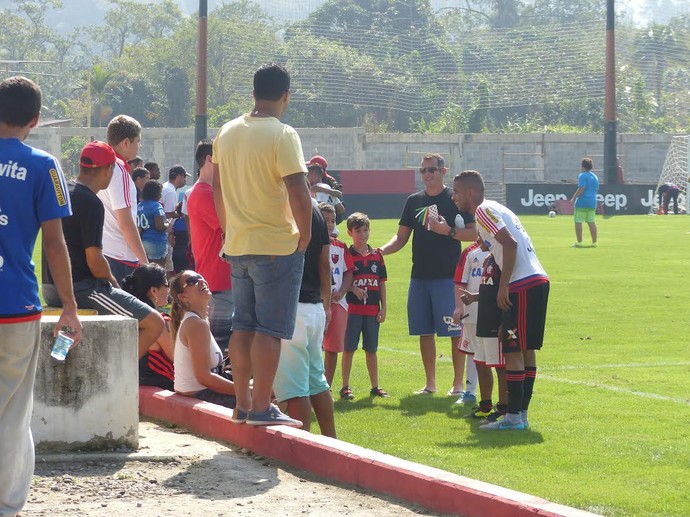Torcedores mirins posam com jogadores do Flamengo no Ninho do Urubu  (Foto: Jessica Mello/ GloboEsporte.com)