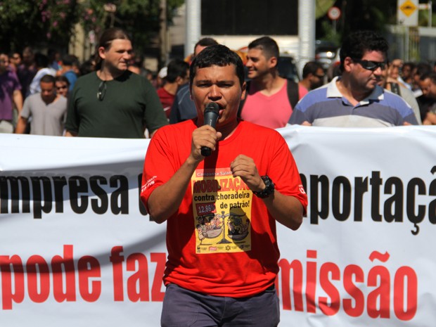 Trabalhadores em layoff da GM fazem passeata em São José (Foto: Carlos Santos/G1)