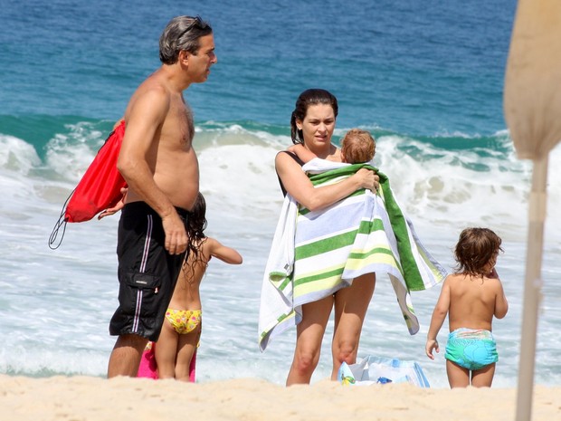 Claudia Abreu e filhos no Rio (Foto: Jc Pereira /Foto Rio News)