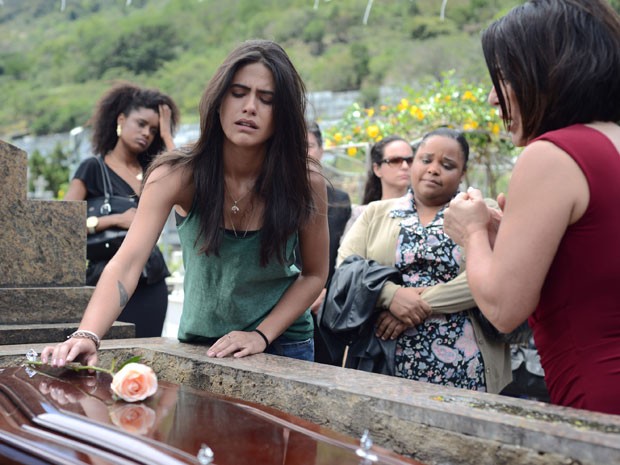 Antonia Morais (com a mão sobre o caixão) e Gloria Pires (à direita) em cena da comédia 'Linda de morrer' (Foto: Paprica Fotografia/Divulgação)