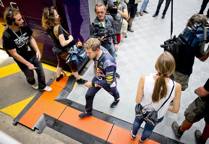 Sebastian Vettel volta aos boxes a pé após problema na RBR em treino classificatório do GP da Espanha (Foto: EFE)
