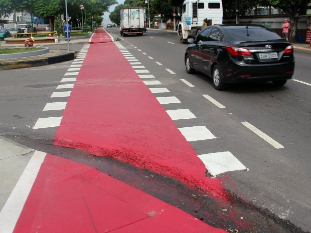 Espaço entre calçada e rua dificulta passagem de ciclistas e cadeirantes   (Foto: Suelen Gonçalves/G1 AM)