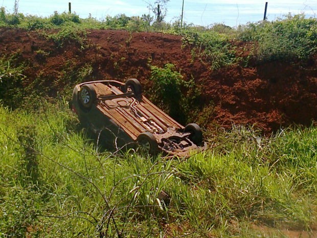 Carro capotou após uma roda traseira travar, diz o motorista (Foto: Divulgação/Samu)