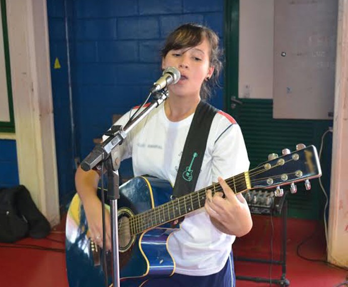Luísa Amaral costuma cantar para os colegas de escola (Foto: Arquivo pessoal)