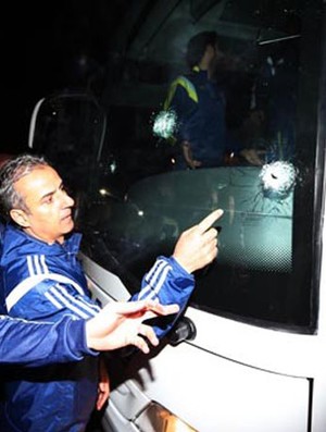 Ataque ônibus Fenerbahce (Foto: Divulgação / Site Oficial)