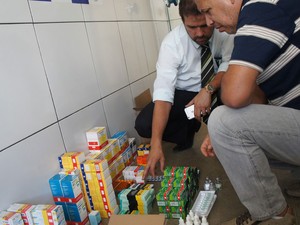 Polícia Civil e Vigilância Sanitária fizeram a apreensão dos remédios em Itapetinga, no sudoeste da Bahia (Foto: Eudo Mendes/Itapetinga Repórter)