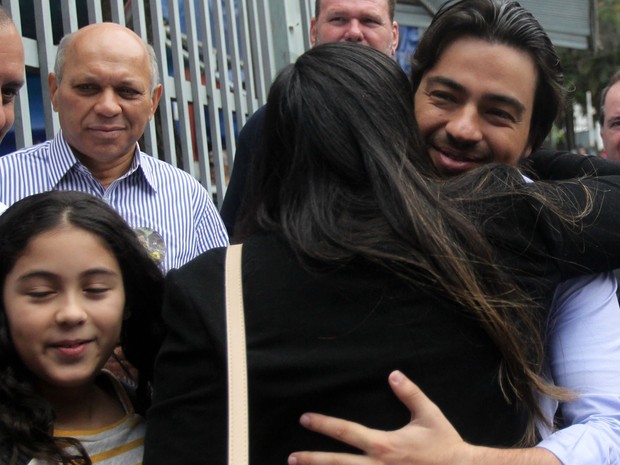 Guti (PSB) é abraçado por eleitores neste domingo em Guarulhos (Foto: Werther Santana/Estadão Conteúdo)