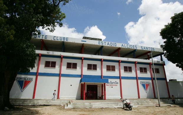 Entrada do Estádio Alcides Santos no Pici (Foto: Thiago Gaspar/Agência Diário)