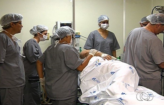 Médicos operam paciente obeso durante mutirão, em Goiânia (Foto: Reprodução/ TV Anhanguera)