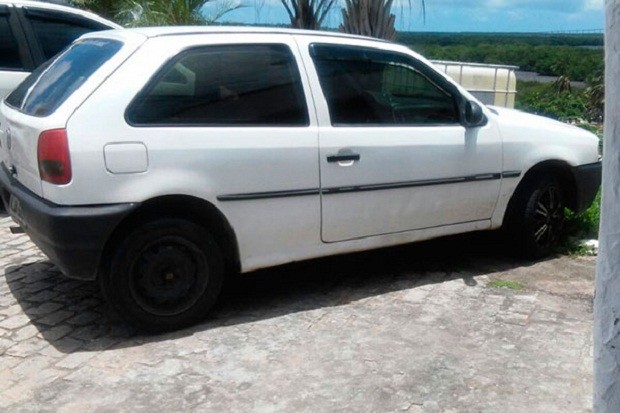 Veículo Gol suspeito de ter sido usado pelos bandidos foi encontrado na Zona Norte de Natal (Foto: Divulgação / PM)
