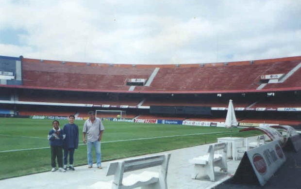 Romarinho, ainda criança, visita o Morumbi (Foto: Divulgação/Arquivo Pessoal)