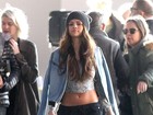 De barriga de fora, Selena Gomez grava campanha em Nova York 