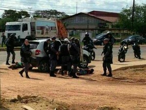 G1 Suspeito é baleado ao trocar tiros a polícia no bairro