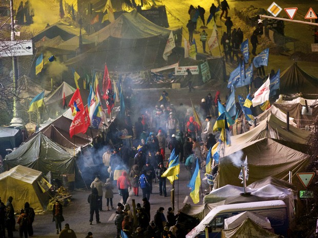 Sindicalistas pró-europeus se repunem em acampamento na Praça da Independência, em Kiev, na Ucrânia. (Foto: Alexander Zemlianichenko/AP)