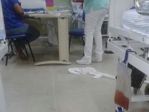 Funcionários trabalham em meio ao lixo na unidade de saúde (Foto: Divulgação) Funcionários trabalham em meio ao lixo na unidade de saúde (Foto: Divulgação)