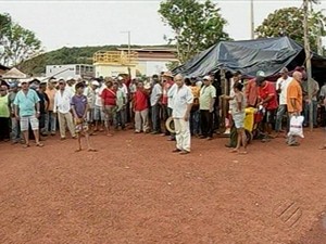Garimpeiros em frente à mina de Serra Pelada, no Pará (Foto: Reprodução/TV Liberal)